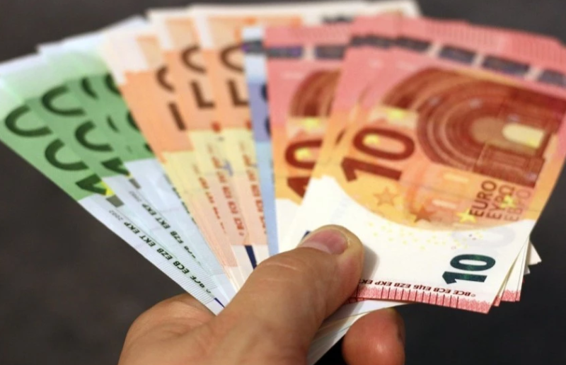 Намаляват минималната заплата?