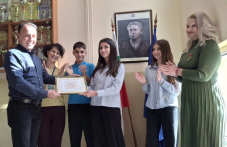 Наградиха ученичка от Пловдив, намерила и предала изгубени пари