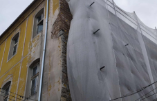 След десетилетие: Започна ремонтът на Жълтото училище