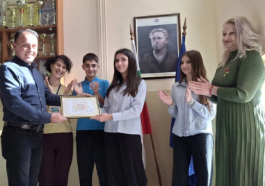 Наградиха ученичка от Пловдив, намерила и предала изгубени пари