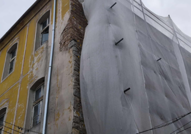 След десетилетие: Започна ремонтът на Жълтото училище