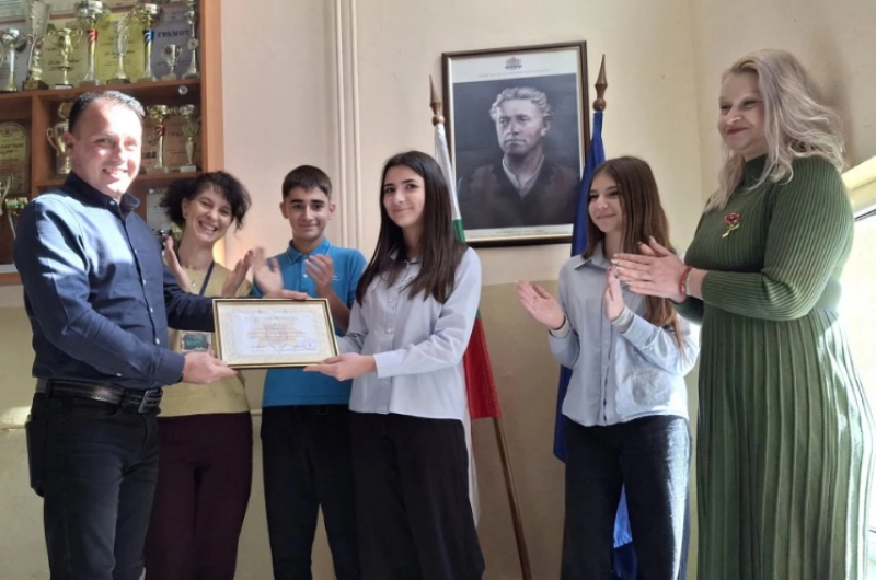 Наградиха ученичка от Пловдив, намерила и предала изгубени пари