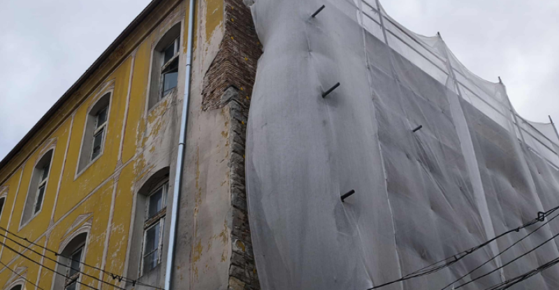 След десетилетие: Започна ремонтът на Жълтото училище