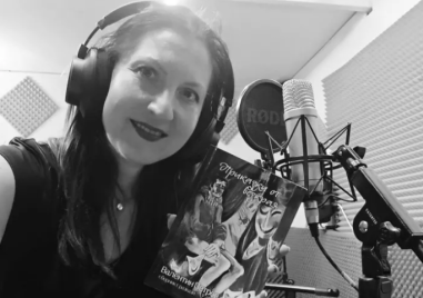 Пловдивската певица Теодора Стоянова Фрея с премиери на дебютен албум и книга на баща си