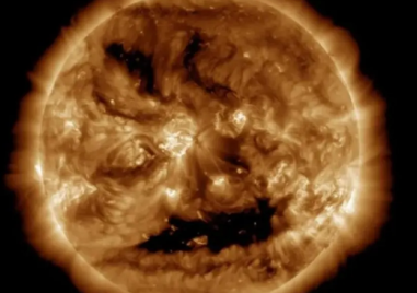 Слънцето „се усмихна“ зловещо за Хелоуин – НАСА засне невероятен кадър