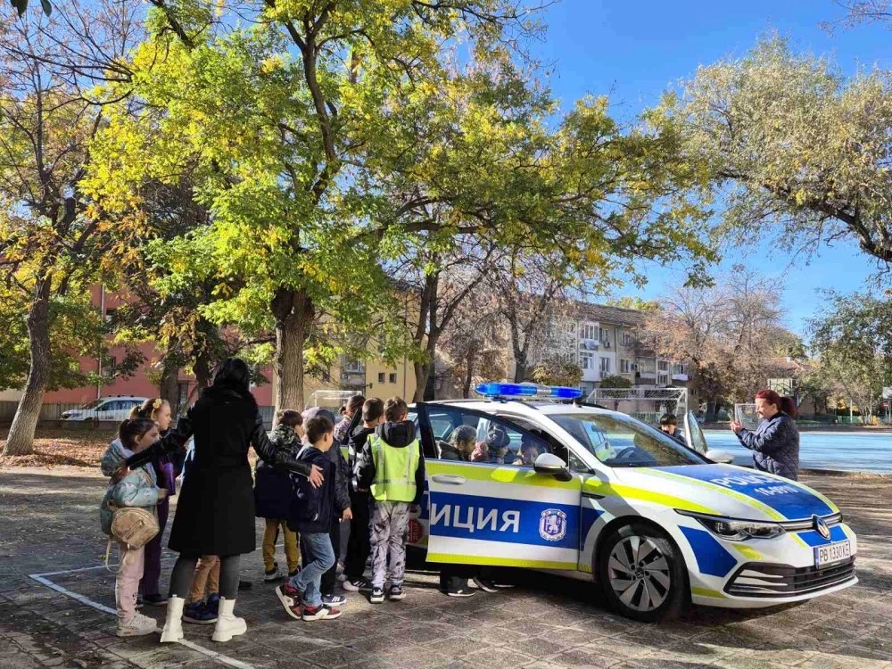 Патрулка “нахлу“ в пловдивско училище за тематичен ден по безопасност на движението по пътищата