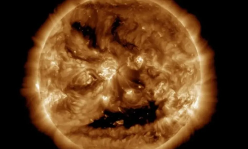 Слънцето „се усмихна“ зловещо за Хелоуин – НАСА засне невероятен кадър