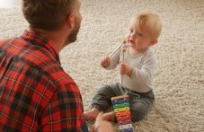 Детски психолог: Как мълчаливкото става бърборко