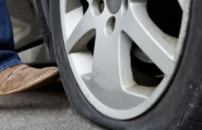 Майка с бебе изпадна в беда на пътя, десетки подминаха