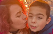 Млада жена, майка на две деца, води най-тежката битка в живота си