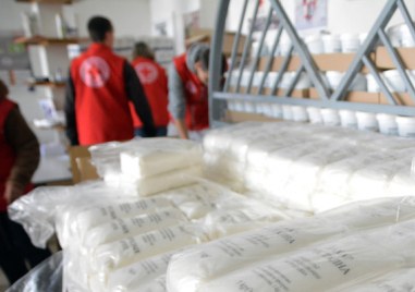 БЧК започна раздаването на хранителни пакети в община Съединение