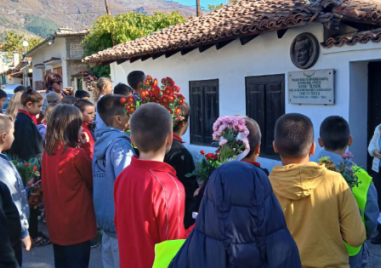 Деца от Карлово почетоха паметта на Даскал Ботьо Петков