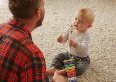 Детски психолог: Как мълчаливкото става бърборко