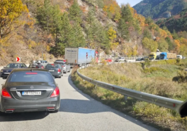 Два смъртни случая за час по пътища в Родопите