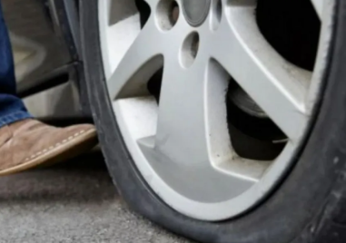 Майка с бебе изпадна в беда на пътя, десетки подминаха