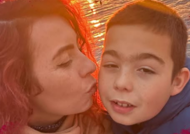 Млада жена, майка на две деца, води най-тежката битка в живота си