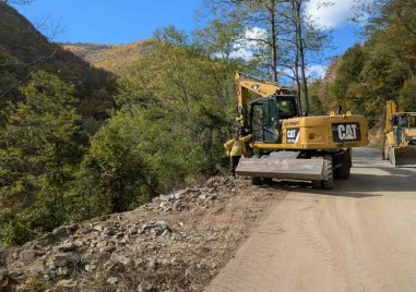 След сигнал на TrafficNews: Започна спешен ремонт на пътя към село Косово