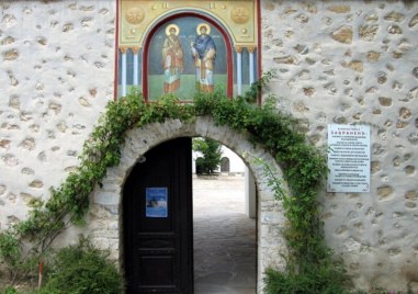 Светите Козма и Дамян - братя лечители и безсребреници, почита Църквата днес