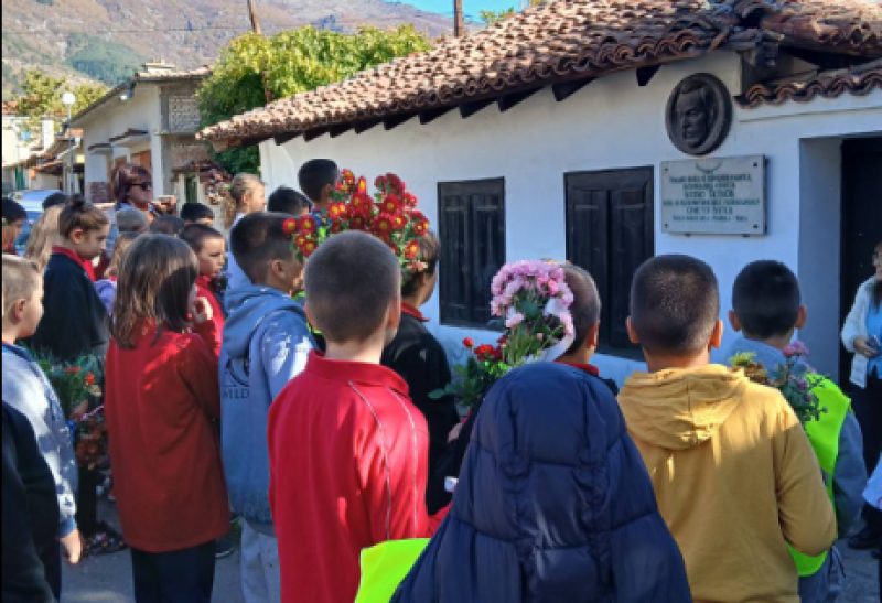 Деца от Карлово почетоха паметта на Даскал Ботьо Петков