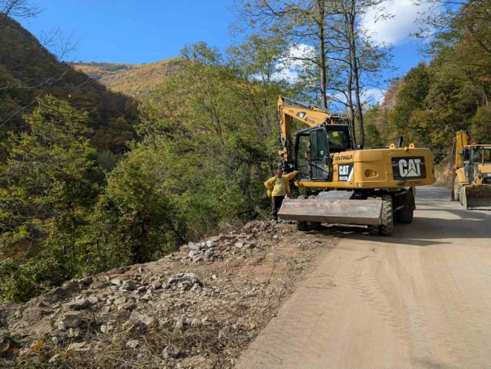 След сигнал на TrafficNews: Започна спешен ремонт на пътя към село Косово