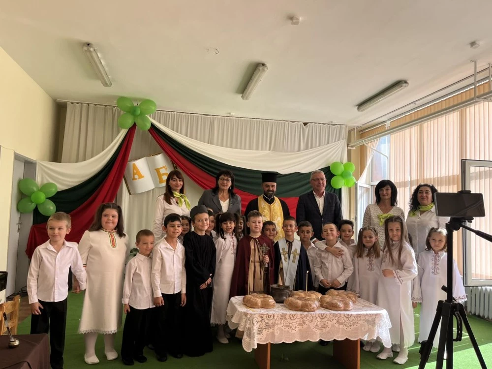 С вдъхновение и гордост: Децата от район “Източен“ отбелязаха Деня на будителите