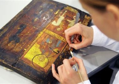 Художници, иконописци и реставратори празнуват днес