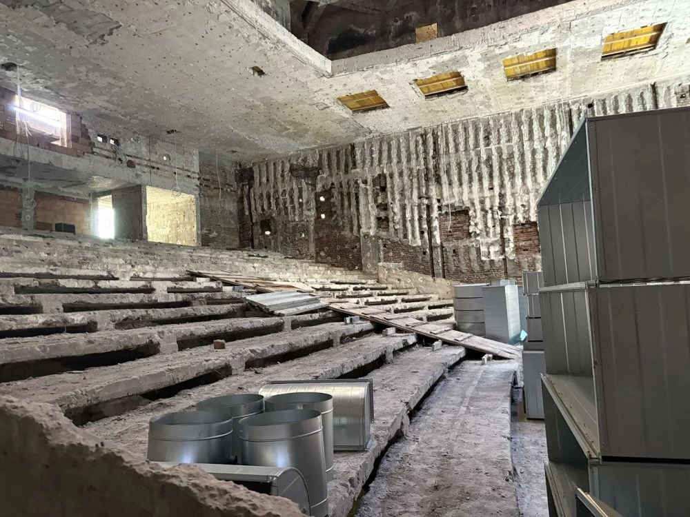 Реконструкцията на кино „Космос“ върви с интензивни темпове