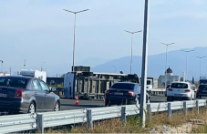 Бус се преобърна на пътя Пловдив - Асеновград