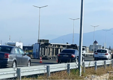 Бус се преобърна на пътя Пловдив - Асеновград