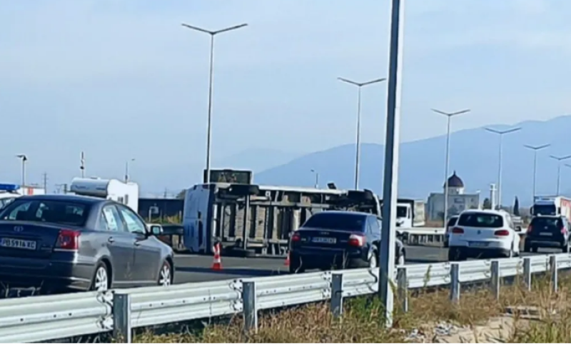 Бус се преобърна на пътя Пловдив - Асеновград