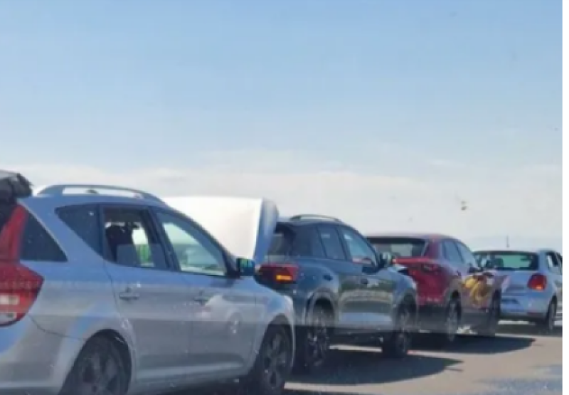 Верижна катастрофа край Стряма, двама са в болница