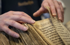 Изкуствен интелект анализира Библията и вероятните автори - ето какво откри