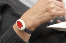 „Умни” гривни следят самотни възрастни хора в Пловдив