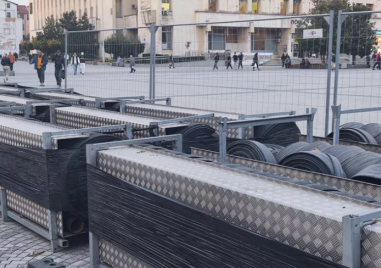 Изграждат вече ледената пързалка в Пловдив, ще бъде по-голяма от миналогодишната