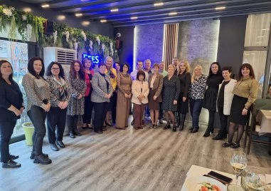 Кметът на „Южен“ награди изявени учители от района за Деня на будителите