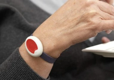 „Умни” гривни следят самотни възрастни хора в Пловдив