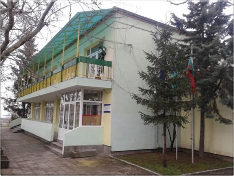 Детски градини в Карлово празнуват 50 години със засаждане на 50 дръвчета