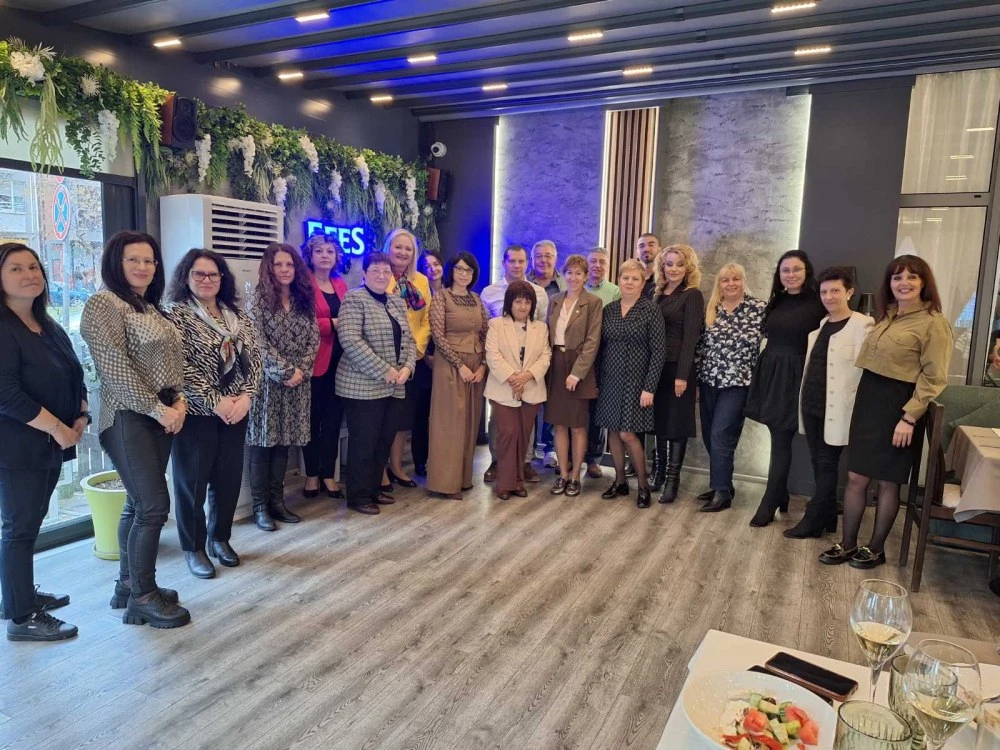 Кметът на „Южен“ награди изявени учители от района за Деня на будителите