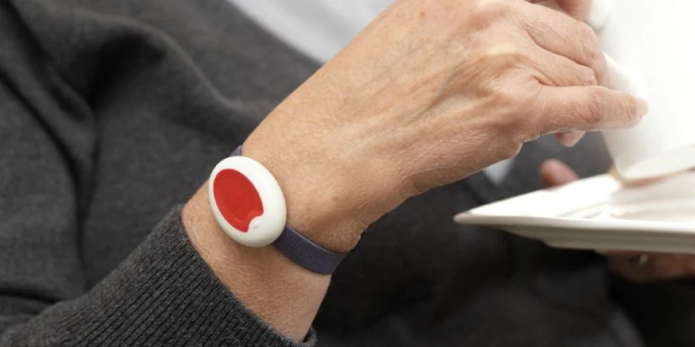 „Умни” гривни следят самотни възрастни хора в Пловдив