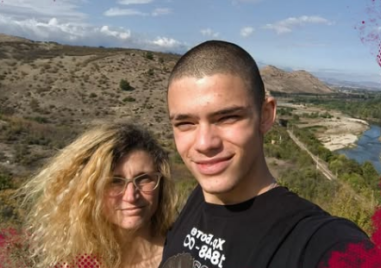 Боян е още момче, а се бори с тежко заболяване