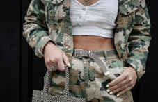 Камуфлажът отново завладя модата, но уместно ли е