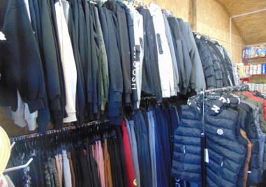 Дрехи ментета откри полицията в магазини в Пловдив и Карлово