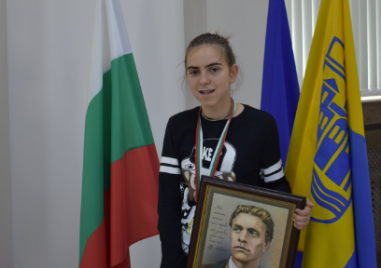 Младата художничка Ирина Павлова открива първа самостоятелна изложба в Асеновград