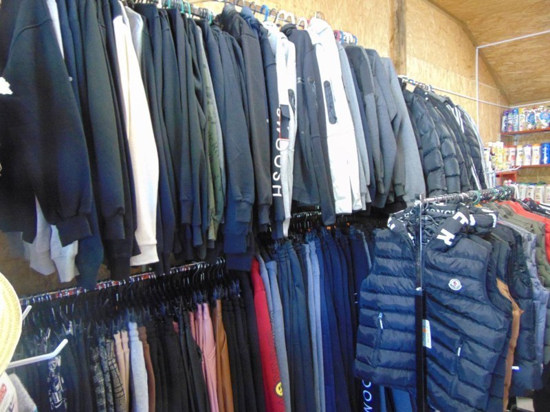 Дрехи ментета откри полицията в магазини в Пловдив и Карлово