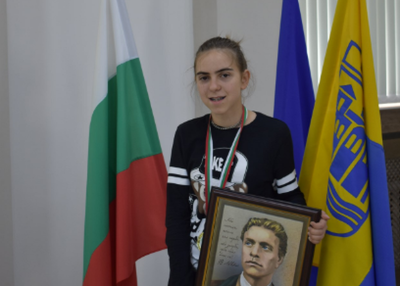 Младата художничка Ирина Павлова открива първа самостоятелна изложба в Асеновград