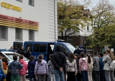 Пловдивски полицаи гостуваха на второкласници