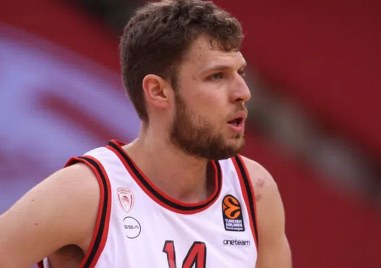 Продадоха благотворително екип на Александър Везенков