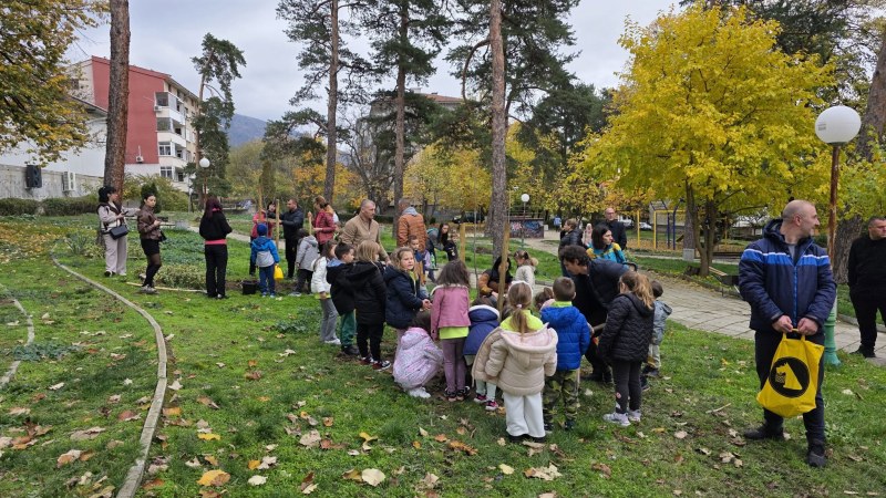 50 дръвчета засадиха в парковете в Карлово по повод юбилеите на две детски градини