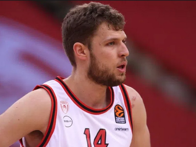 Продадоха благотворително екип на Александър Везенков