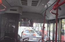 Шофьор на автобус говори по телефона, докато превозва пътници в Пловдив
